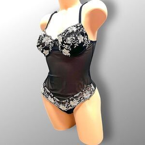 Victoria’s Secret teddy black mesh cream embroidery underwire sz36C NWOT vintage